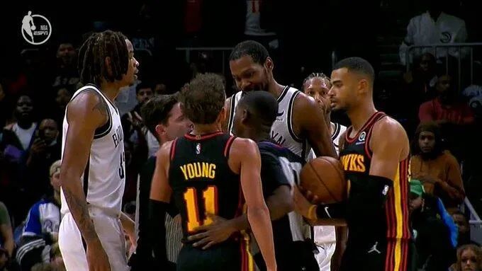  老鹰特雷杨冲突 被禁赛一场引争议  